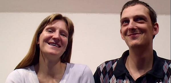Cuckold Ehemann beim Dreier mit dummer Freundin und Fremden Deutsch